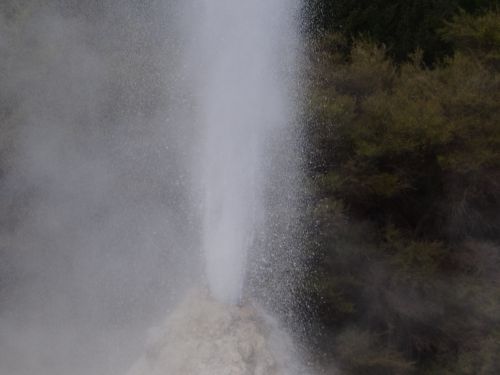 Le GEYSER en éruption- WAI-O-TAPU-01/08/11