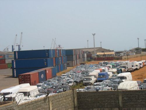 Près de Lomé, la capitale, le port, importante source d'activités