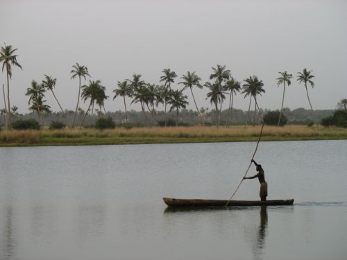Le lac Togo, alimenté par le fleuve Mono. Il rejoint l'océan à Aného