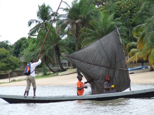 La pirogue à voile, idéale pour circuler sur le lac Togo