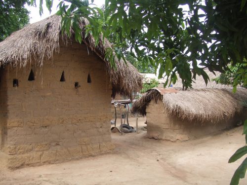 Aux alentours de Kpalimé,une case en pisé, couverte de chaume