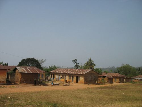 Un village au sommet des monts Kloto, les maisons ont des volets et sont couvertes de tôle