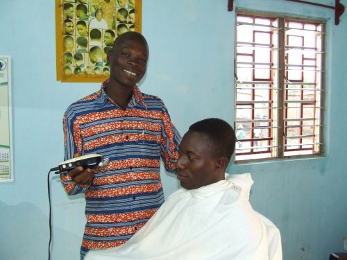Un coiffeur pour homme, formé et installé grâce au parrainage