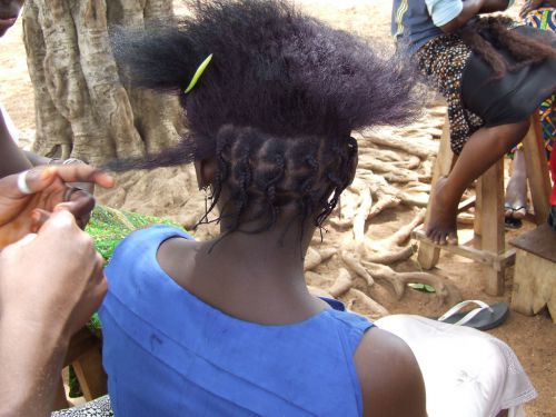 Les dames arborent souvent des coiffures compliquées demandant l'aide d'une tresseuse