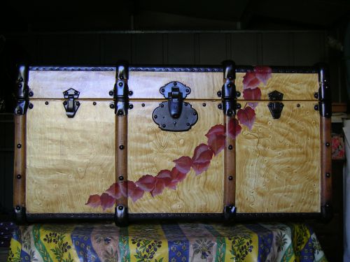 Coffre en carton, décor bois d'érable et vigne rouge