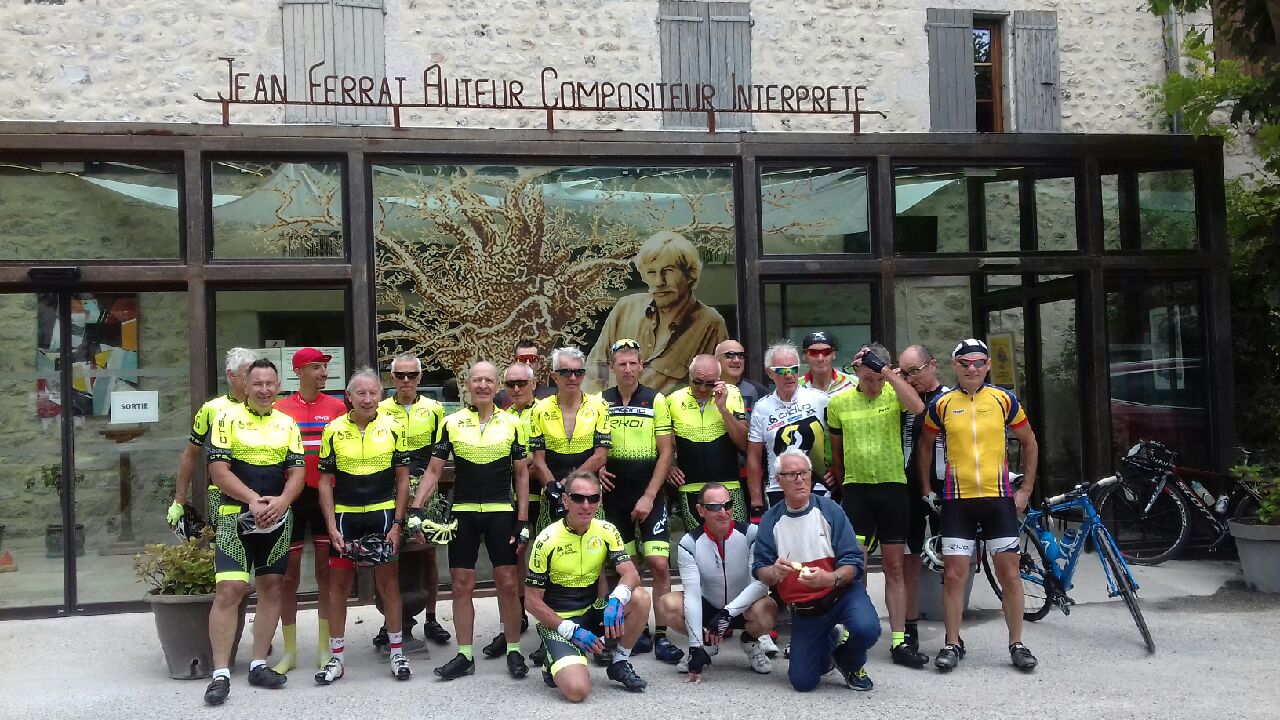 Les cyclos à Entraigues le pays de Jean Ferrat.jpg