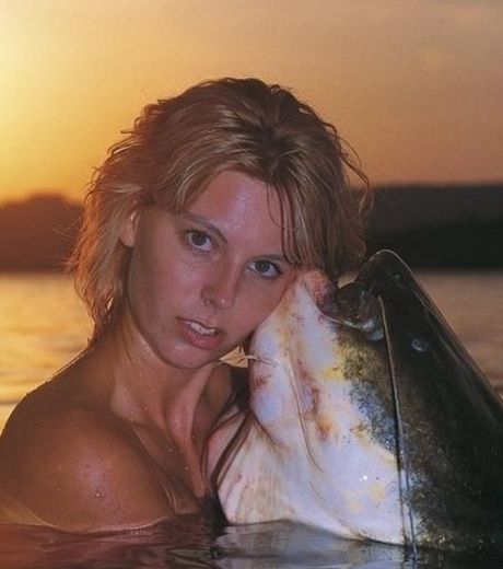 cette-femme-pose-avec-un-enorme-poisson_143510_w460.jpg