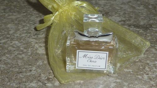 Miniature de parfum MISS DIOR CHERIE dans pochon