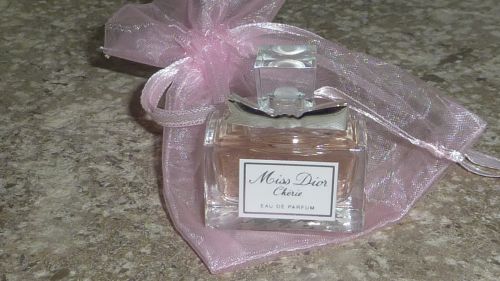 Miniature de parfum MISS DIOR CHERIE dans pochon