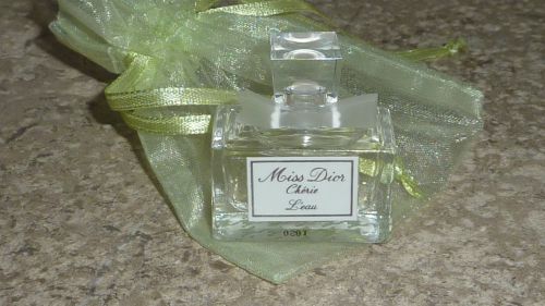 Miniature de parfum MISS DIOR CHERIE L'EAU dans pochon