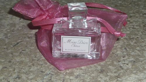 Miniature de parfum MISS DIOR CHERIE BLOOMING BOUQUET dans pochon