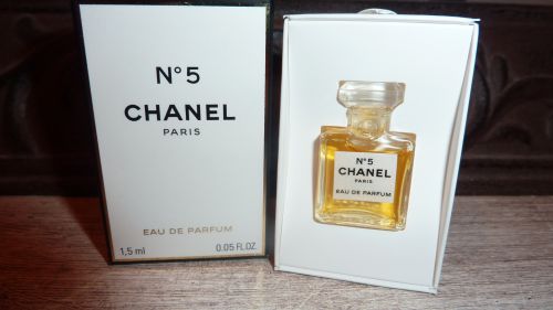 **NOUVEAUTE**Miniature CHANEL N°5 nouvelle boite et ecriture