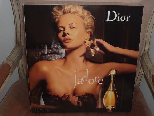 PLV / Présentoir J'ADORE de DIOR face arriére