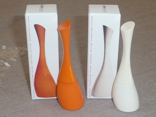 Miniature de parfum KENZO orange et blanche