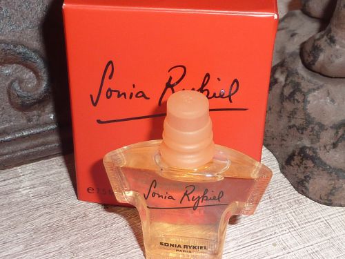 Miniature de parfum SONIA RYKIEL. pull rouge