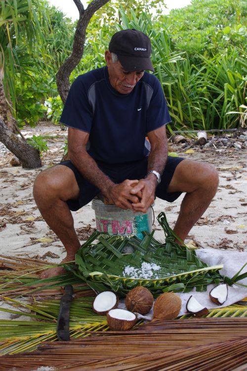 Ensuite, Sefo rappe la coco pour qu'on presse ensuite ces copeaux dans de l'écorce de coco pour en extraire le lait de coco.