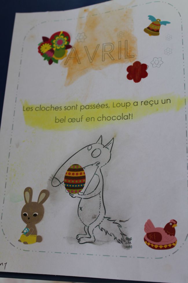 loup avec un oeuf en chocolat accompagné d'un lapin et d'une poule (gommettes)