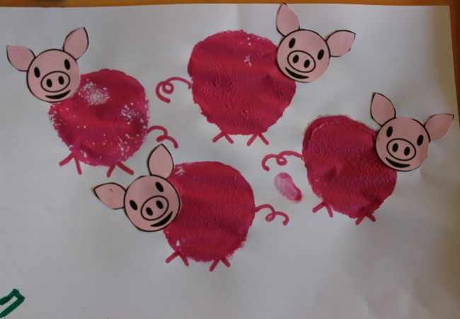 peinture avec une éponge ronde pour le corps du cochon