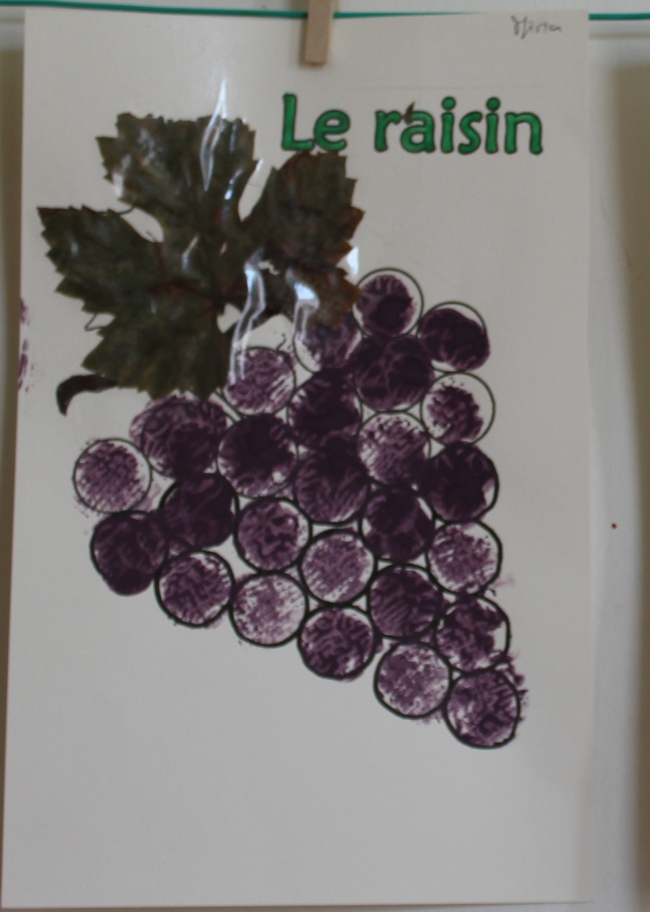 grappe de raisins (tampon liège) et coller une feuille de vigne sèche (avec un morceau de feuille autocollante transparente)