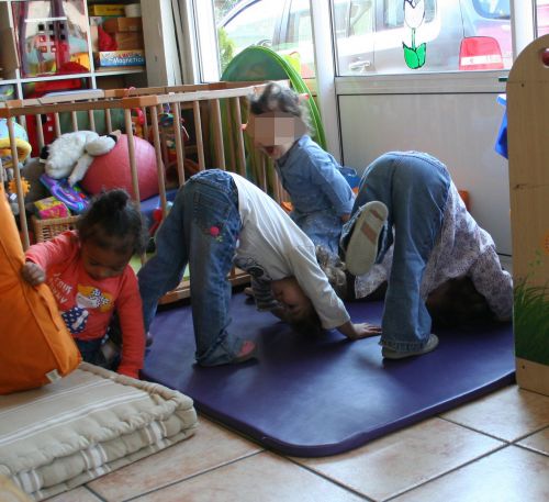 quelques roulades pour certaines, les autres jouent à tomber sur le tapis