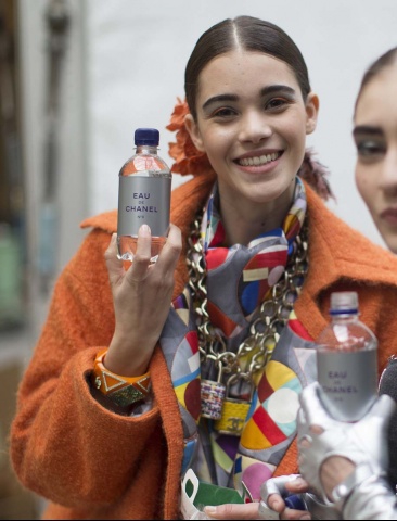 chanel-rtw-fw2014-backstage-14_110751309539.jpg_carousel_parties.jpg