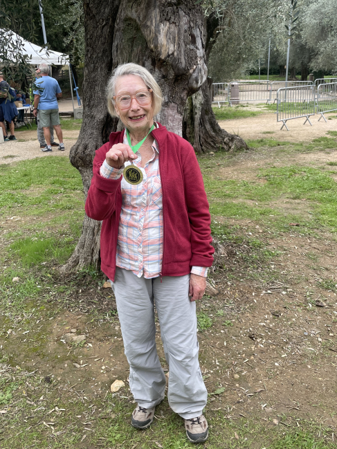 Geneviève reçoit une médaille !