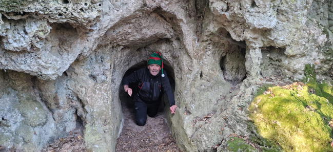 Mais quel est ce lutin surgissant de sa grotte?