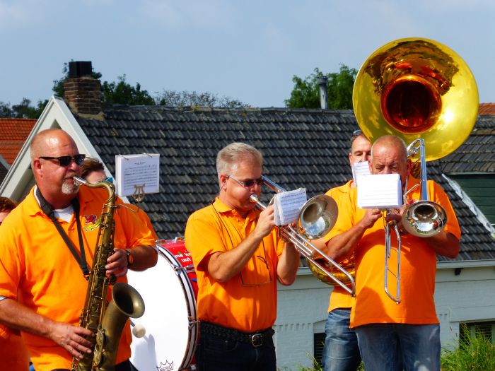 Braderie à Wemeldinge. La fanfare