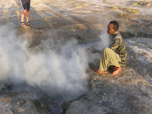 Lac Abbé - Terre volcanique. Les vapeurs sortent du sol