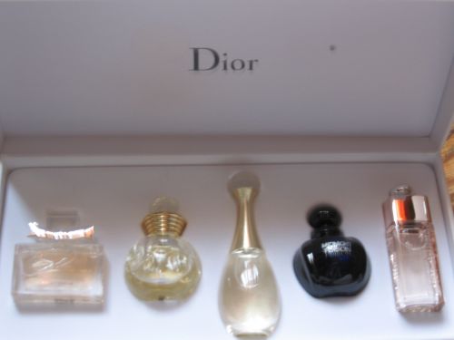 coffret comprenant : miss Dior chérie + dolce vita + j'adore + midnight poison + dior addict shine   1
