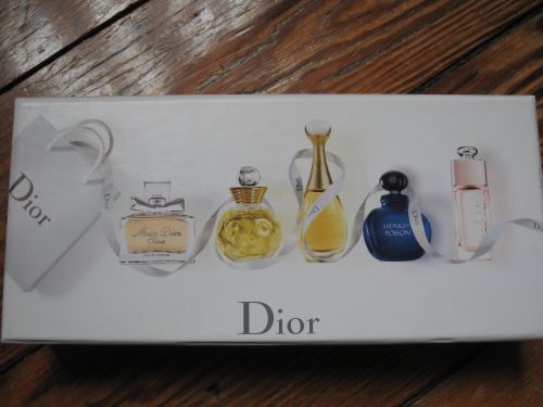 coffret comprenant : miss Dior chérie + dolce vita + j'adore + midnight poison + dior addict shine 