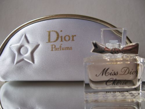 miss Dior chérie edp 5ml avec sa pochette collector