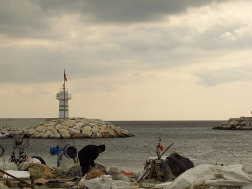 Un petit rayon de soleil à travers les nuages dans un petit port 40 km avant istanbul