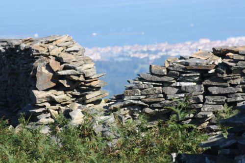 Magnifique pierre de la Rhune, en arriere plan l'océan