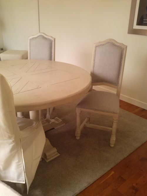 Table et chaises retapissés