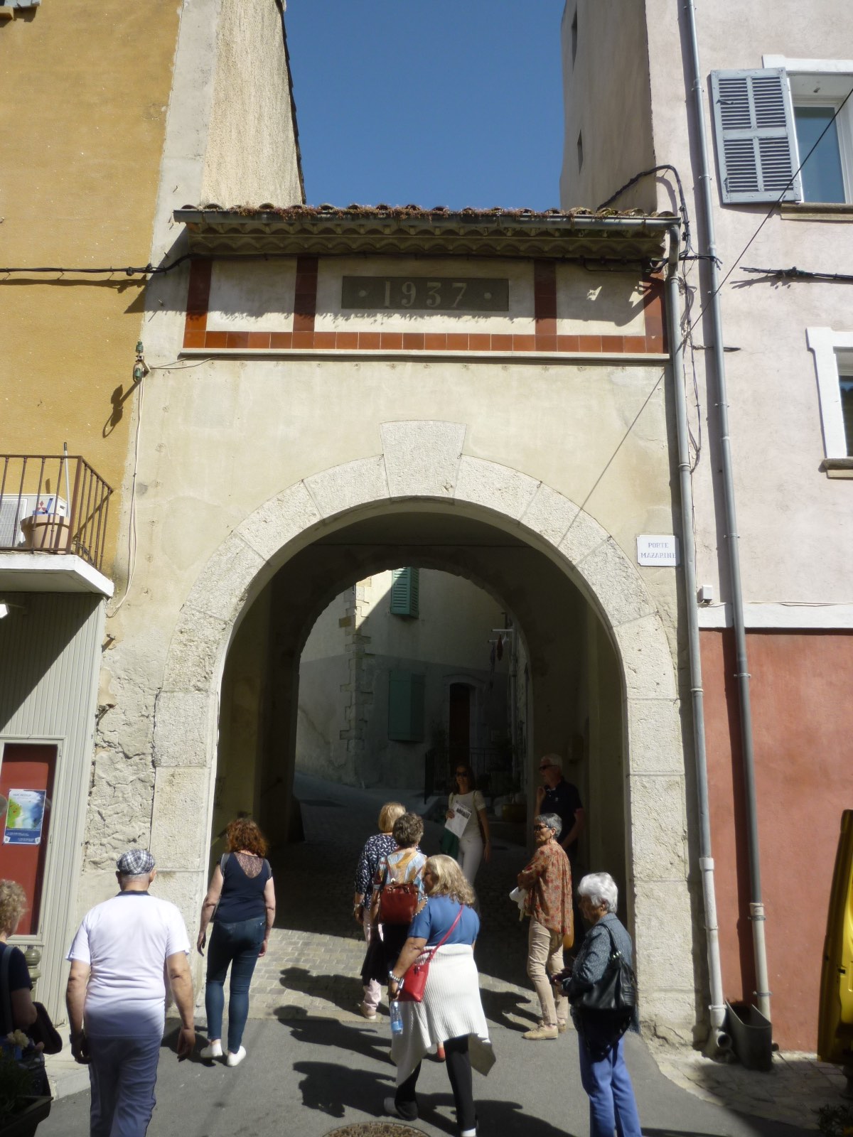 Une des portes du village (porte Mazarin)