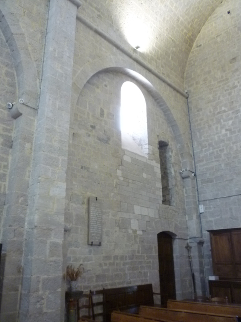 Autre vue montrant les différents accès à l'intérieur de l'église.