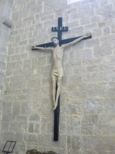 Crucifix en bois sculpté.
