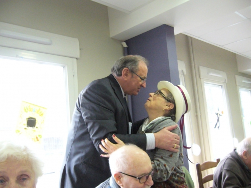 A Ma calade Yvette Perrier 80 ans a appelé son maire le gamin de son quartier pour avoir une bise.JPG