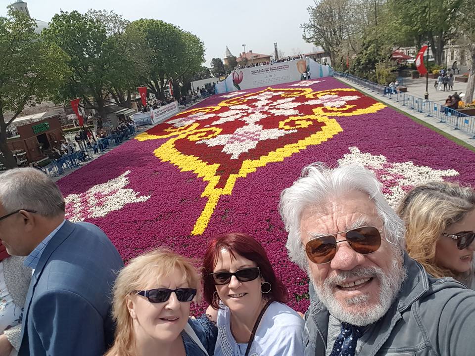 Istanbul devant Ste Sophie fête de la tulipe embleme de la ville.jpg