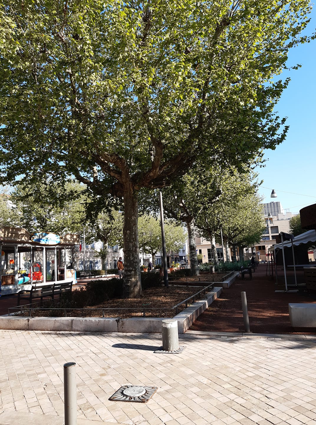 place des arts des bancs un manege enfants deux kiosques bar et concerts a gauche sous prefecture a droite theatre.jpg