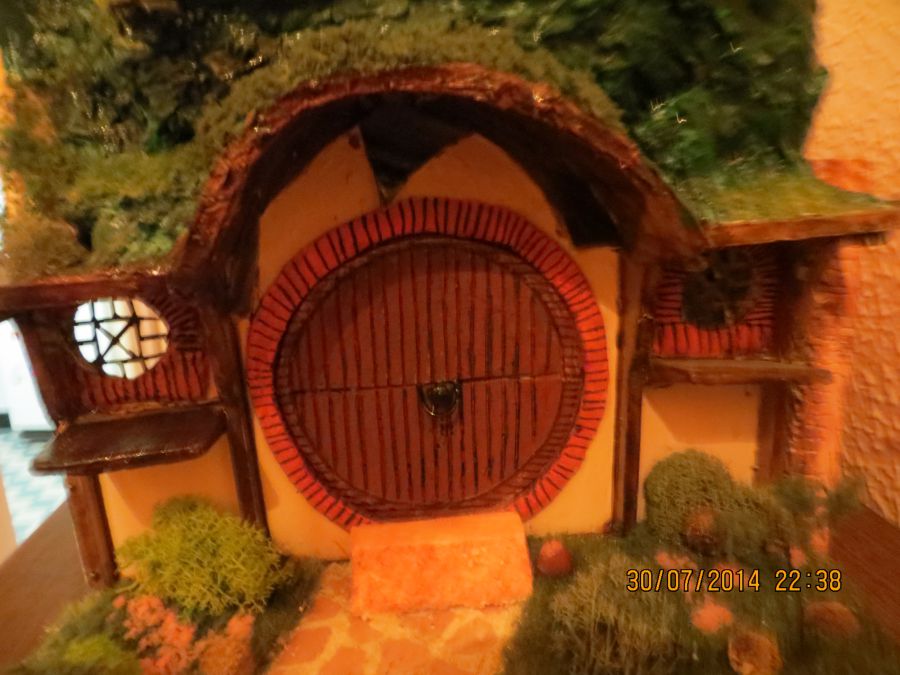 la maison du hobbit : entrée vue de près