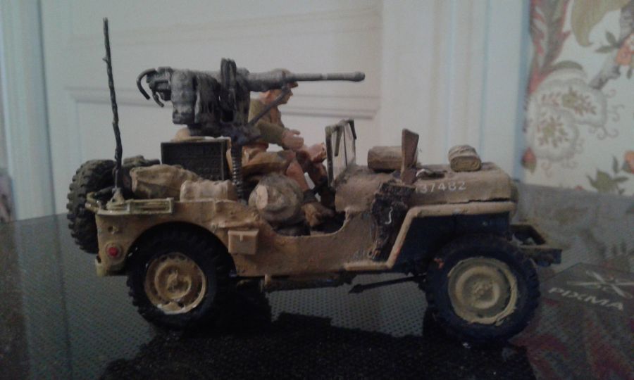 jeep willys avec canon mitrailleur de 30 mm