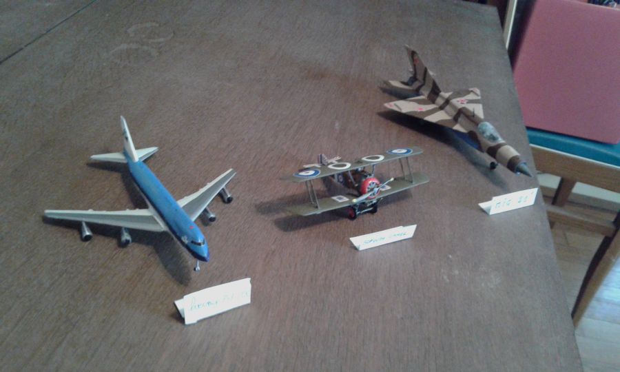 divers avions construits et peints avec Yohann