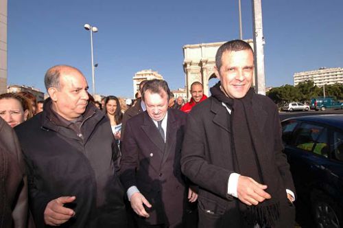 Monsieur AYARI (à gauche de Guerini), cadre du RCD Tunisien sert de guide à Monsieur GUERINI