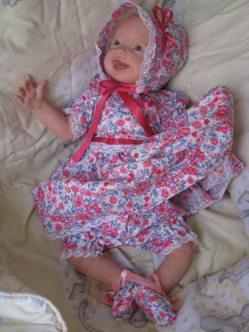 ensemble complet 20€ (robe,bloomer,chapeau, chaussons)