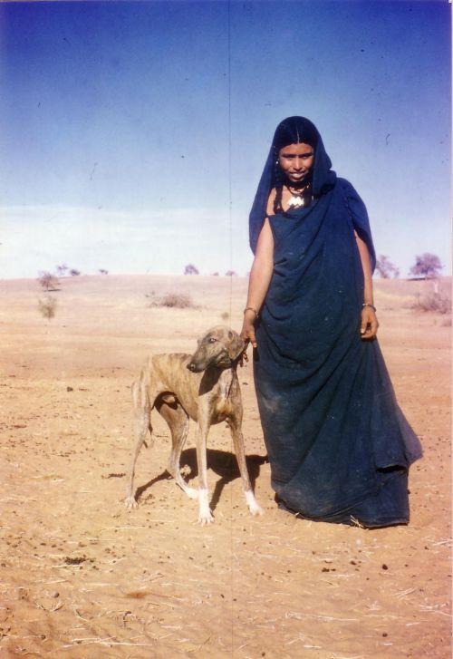 femme dahoussahaq très attachée à ses chiens, et ayant cédé un chiot à Maryvonne et Renato Parigi