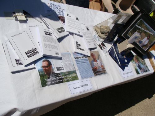 Nos livres auto-édités et notre stand de dédicace...