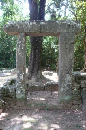 Le temps a passe... Parfois, ces portes solitaires ressemblent a des dolmens.