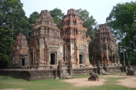 Les trois prasats en brique du temple pre-angkorien de Preah Ko